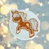 Ženkliukas LAUT MAGMOJI BADGE – Vienaragis Sausainis Kalėdinis leidimas, PVC ir silikonas, ruda/šviesiai mėlyna, 1 vnt.