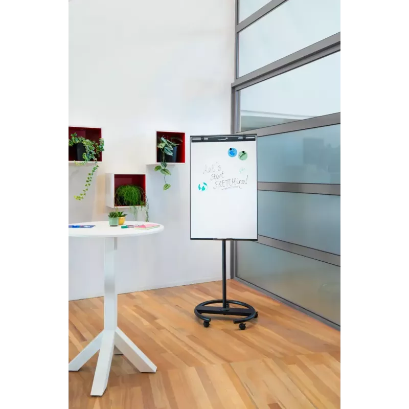 Mobilus flipchart su apvaliu pagrindu Legamaster SKETCH EASY — plieninis, 5 ratukai, 720×600 mm