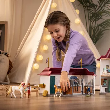 schleich HORSE CLUB Ežero krašto namas su arklide