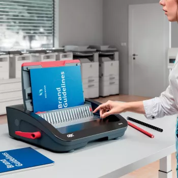 GBC CombBind® CB25E elektrinė kombinuoto segtuvo mašina, 390 lapų, juoda, raudona