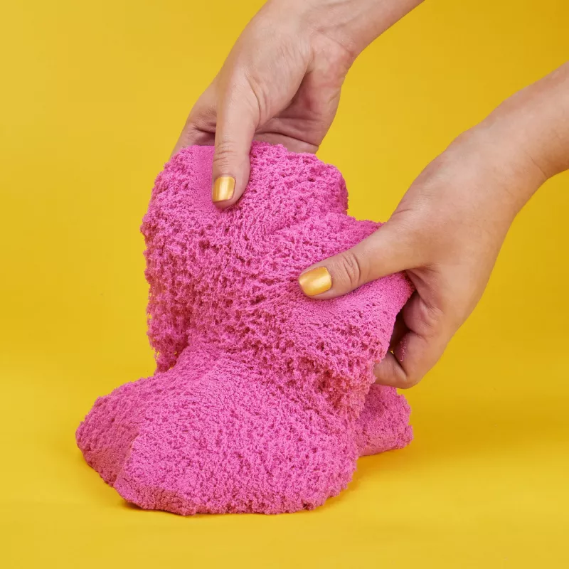 Kinetic Sand Shimmer 2lb Crystal Pink – blizgantis sensorinis smėlis vaikams nuo 3 metų