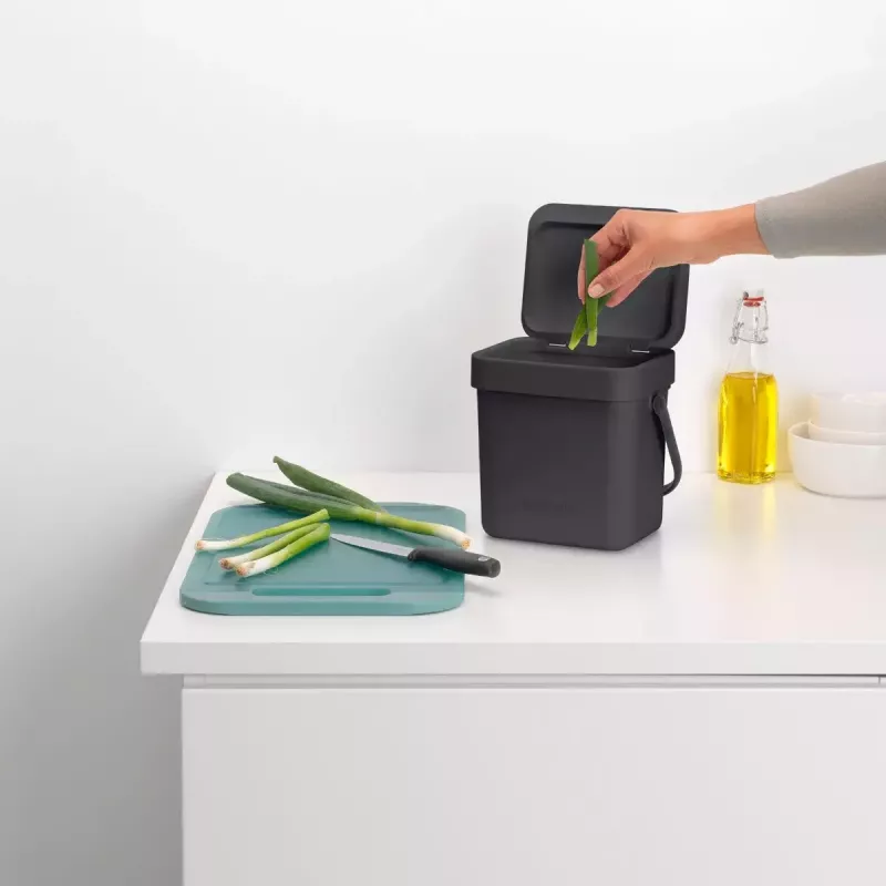 Brabantia 209888 kompaktiška juoda plastikinė šiukšliadėžė 139x188x174 mm