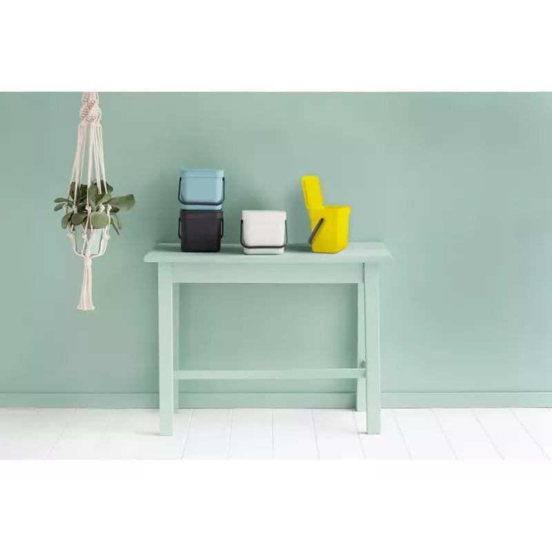 Brabantia 209888 kompaktiška juoda plastikinė šiukšliadėžė 139x188x174 mm