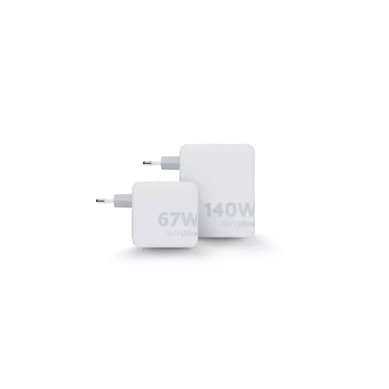 Nešiojamas 140W GaN kelioninis įkroviklis Xtorm XVC2140 su 3× USB-C PD prievadais ir 2 m USB-C laidu, baltas