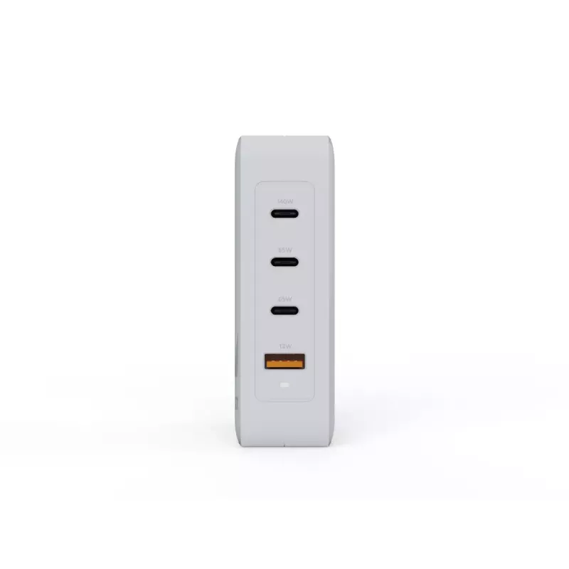 Nešiojamas 140W GaN kelioninis įkroviklis Xtorm XVC2140 su 3× USB-C PD prievadais ir 2 m USB-C laidu, baltas