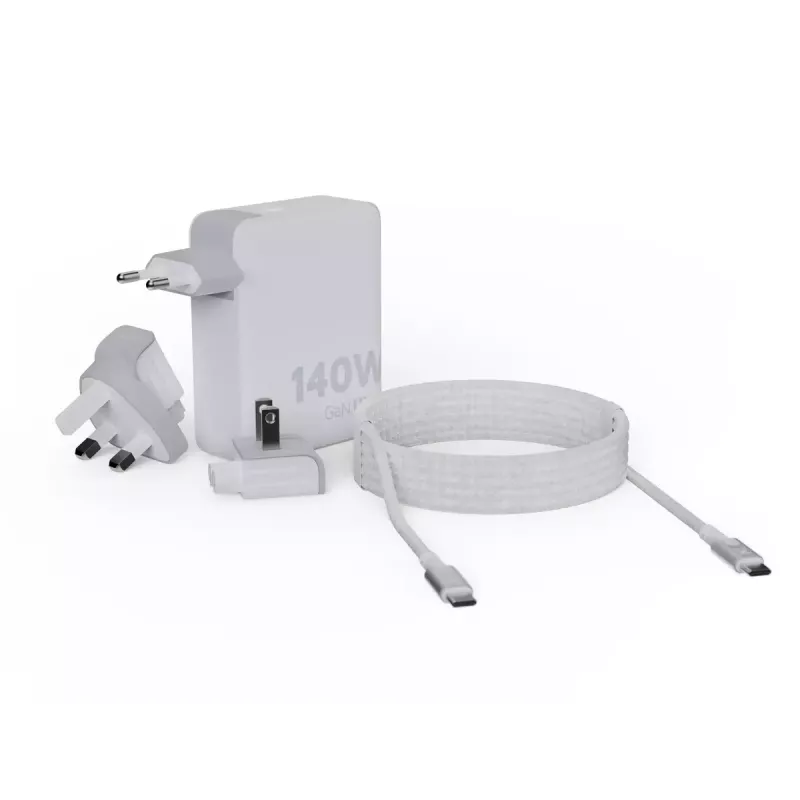 Nešiojamas 140W GaN kelioninis įkroviklis Xtorm XVC2140 su 3× USB-C PD prievadais ir 2 m USB-C laidu, baltas