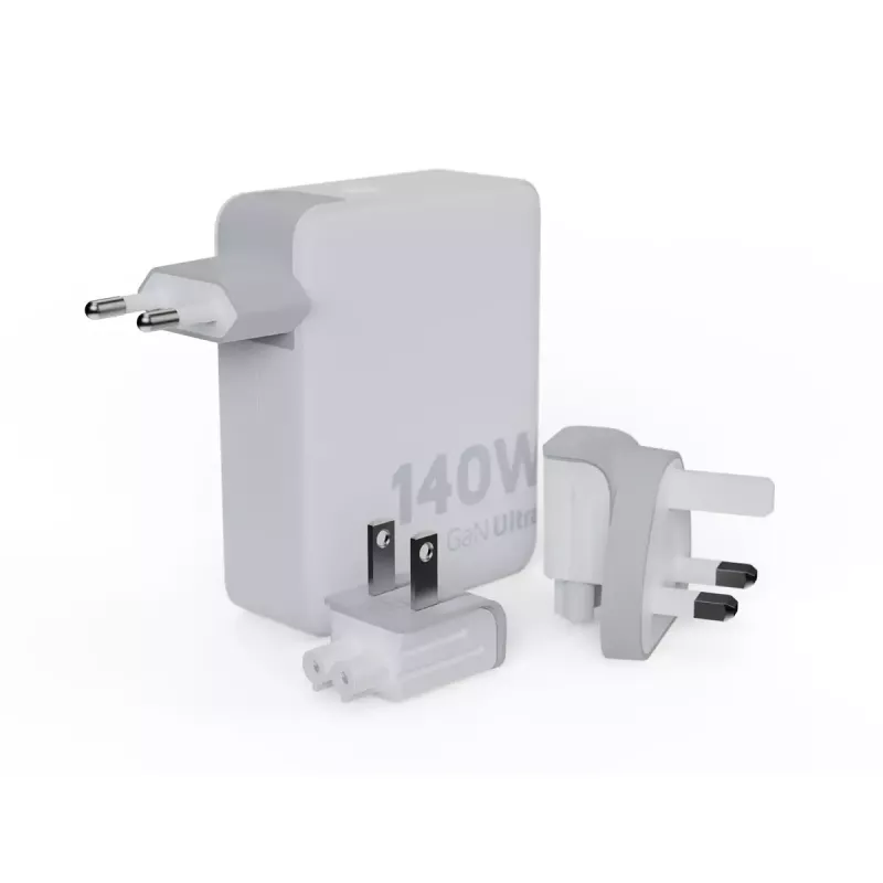 Nešiojamas 140W GaN kelioninis įkroviklis Xtorm XVC2140 su 3× USB-C PD prievadais ir 2 m USB-C laidu, baltas