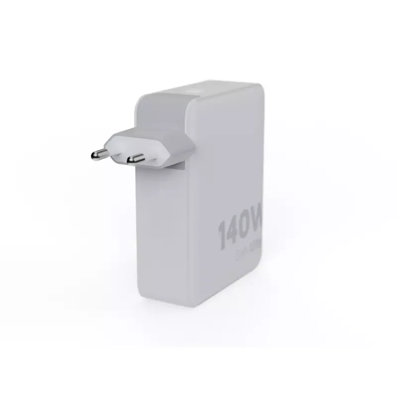 Nešiojamas 140W GaN kelioninis įkroviklis Xtorm XVC2140 su 3× USB-C PD prievadais ir 2 m USB-C laidu, baltas