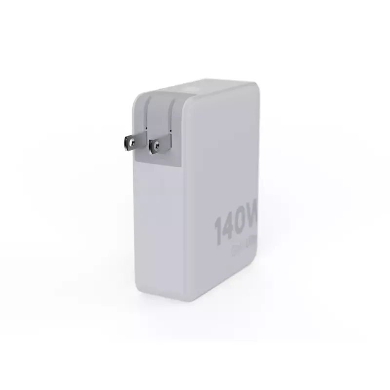 Nešiojamas 140W GaN kelioninis įkroviklis Xtorm XVC2140 su 3× USB-C PD prievadais ir 2 m USB-C laidu, baltas