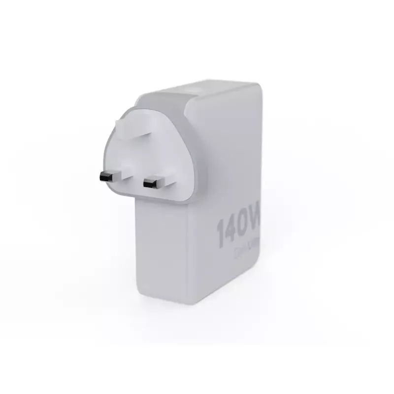 Nešiojamas 140W GaN kelioninis įkroviklis Xtorm XVC2140 su 3× USB-C PD prievadais ir 2 m USB-C laidu, baltas