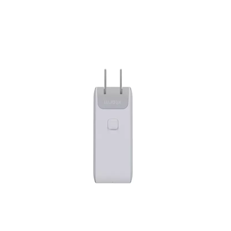 Nešiojamas 140W GaN kelioninis įkroviklis Xtorm XVC2140 su 3× USB-C PD prievadais ir 2 m USB-C laidu, baltas