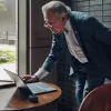 HP Poly Voyager Free 60+ UC anglies juodos spalvos belaidės ausinės + BT700 USB-C adapteris + liečiamasis įkrovimo dėklas