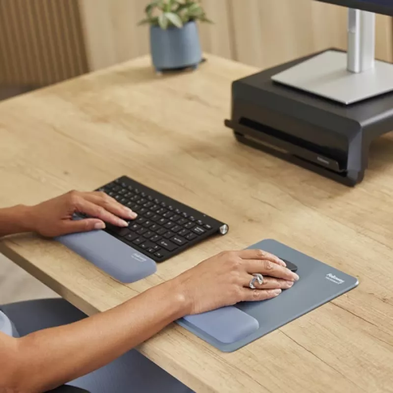 Fellowes Breyta Compact riešo atrama klaviatūrai su antibakterine apsauga, ergonominė riešo atrama, šviesiai mėlyna