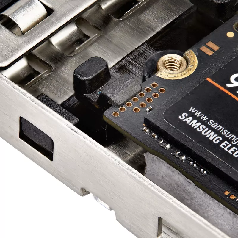 StarTech.com M.2 NVMe SSD į PCIe x4 mobilus krepšelis/backplane su išimamu dėklu PCI Express lizdui, beįrankis montavimas, PCIe 4.0/3.0 karštas keitimas, raktų užraktas - 2 raktai