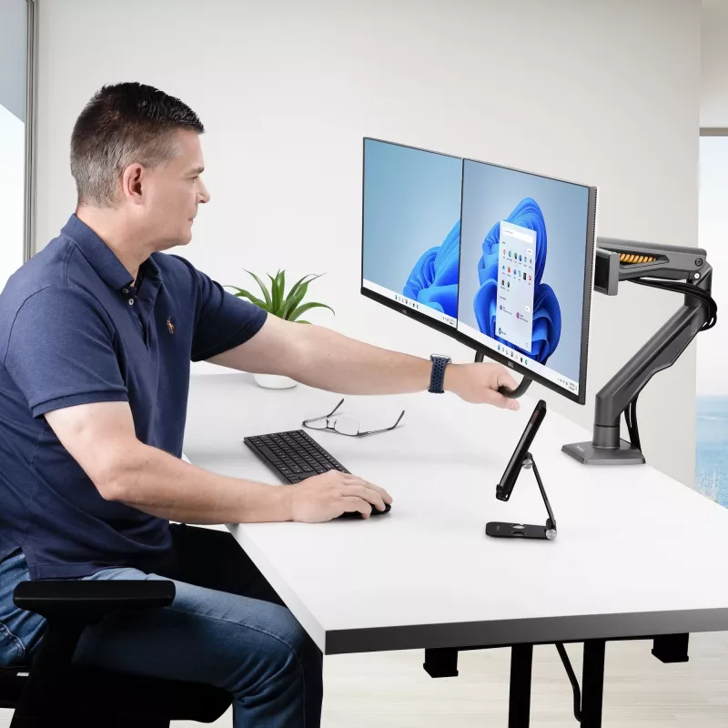 StarTech.com Dvigubo monitoriaus stalinis laikiklis su skersiniu, iki 27 colių ekranams, VESA 75x75/100x100, 15 kg, C formos spaustuvas, pilnai artikuliuojamas, mechaninė spyruoklė, TAA
