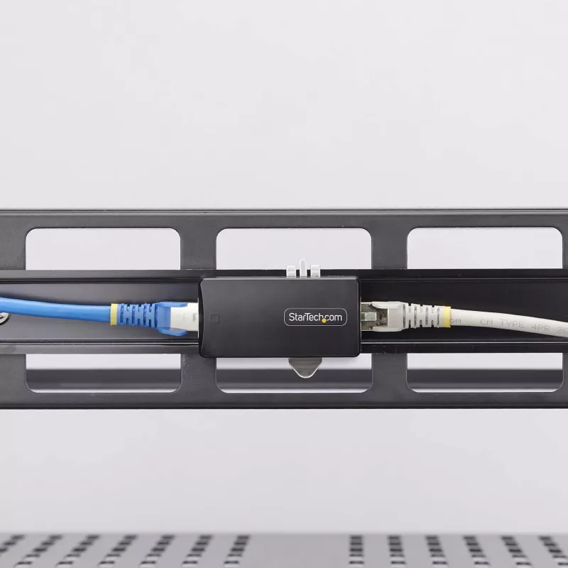 StarTech.com 1 prievado Gigabito tinklo izoliatorius, kompaktiškas tiesinis RJ45 eterneto jungtuvas su 4kV galvanine izoliacija, IP40, montuojamas ant DIN bėgio, atitinka TAA