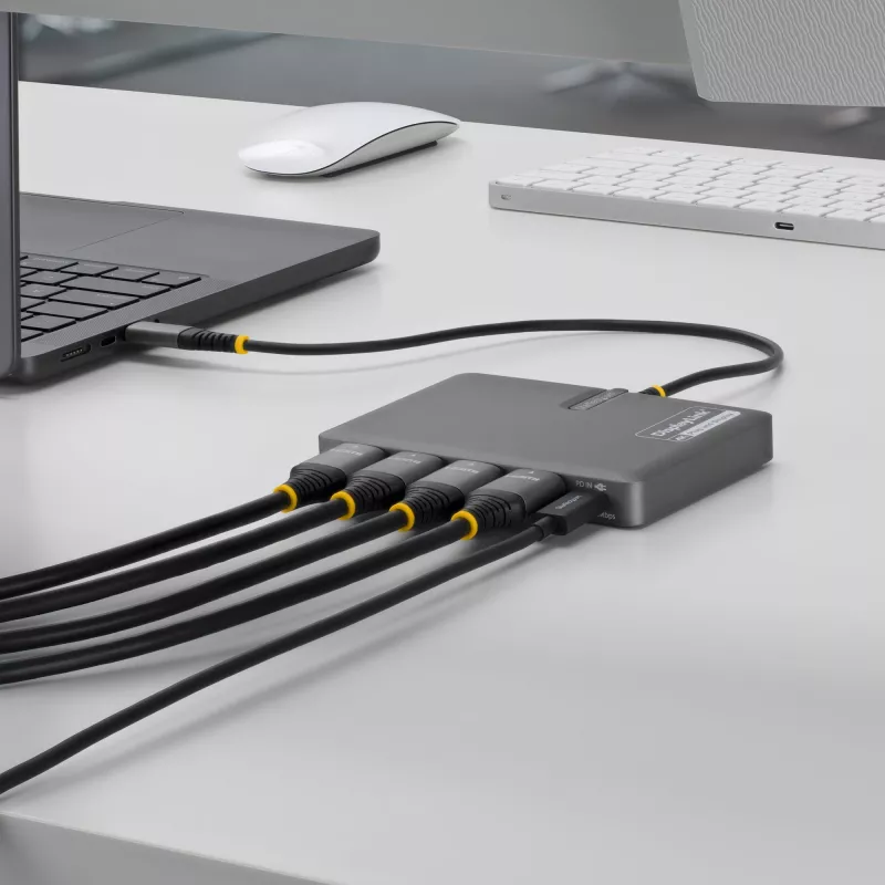 StarTech.com USB-C į keturių monitorių darbo vietos adapteris, 4K 60Hz HDMI, 140W PD perdavimas nešiojamojo kompiuterio įkrovimui, USB prievadas belaidžiam klaviui / pelei, TAA