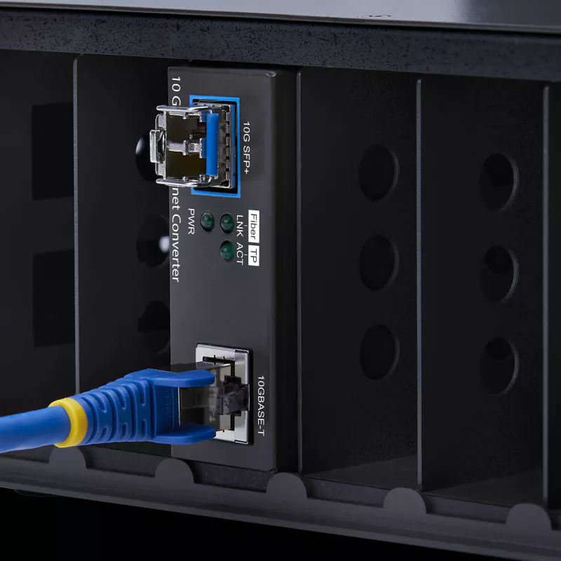StarTech.com 10GbE SFP+ šviesolaidinis keitiklis, 10 Gigabit Ethernet RJ-45 į 10GBASE-X SFP+, vienmodis, daugiamodis, 16K džambų rėmai, TAA atitikmuo