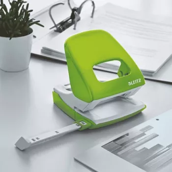Leitz WOW 5008 metalinis 2-ių skylių perforatorius, 30 lapų, žalias