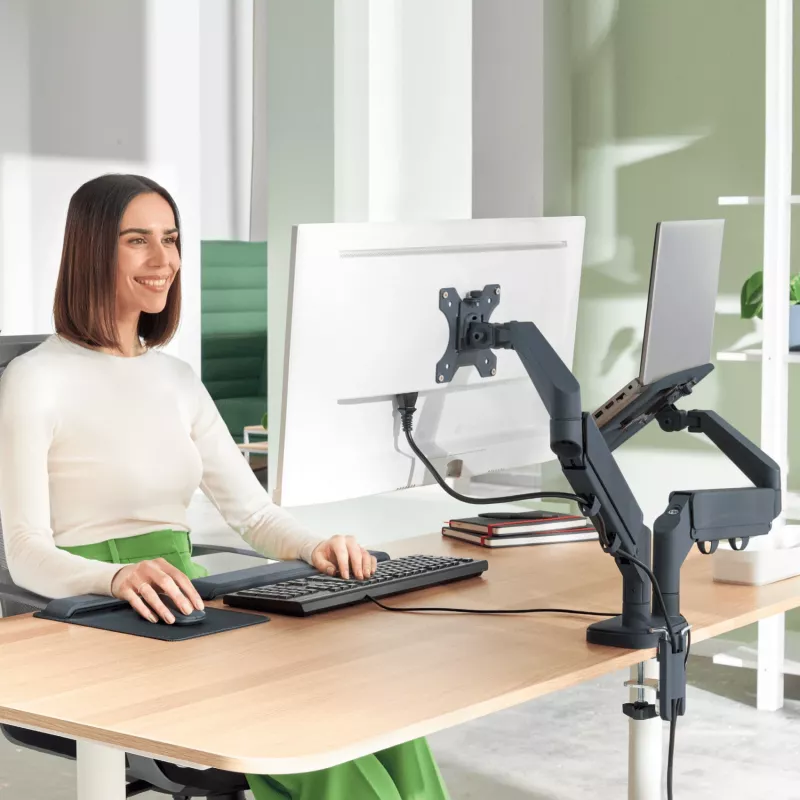 Leitz Ergo Space Saving dviejų monitorių ir nešiojamojo kompiuterio laikiklis, spaustuvinis/prakišamas, 18 kg, 43,2 cm (17 col.), 81,3 cm (32 col.), 100 x 100 mm, tamsiai pilkas