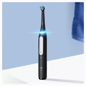 Oral-B iO 4 suaugusiųjų sukamoji dantų šepetėlis juodas