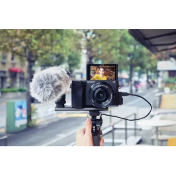 Sony α 6400 + SEL18135 MILC 24,2 MP CMOS 6000 x 4000 pikselių Juoda