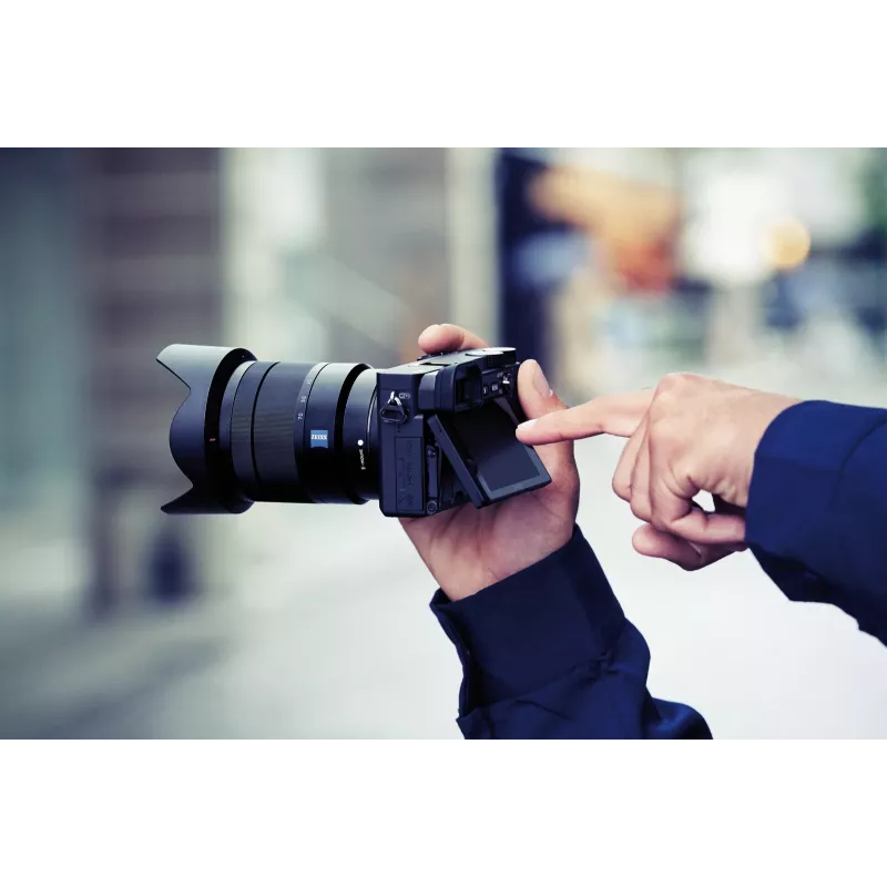Sony α 6400 + SEL18135 MILC 24,2 MP CMOS 6000 x 4000 pikselių Juoda