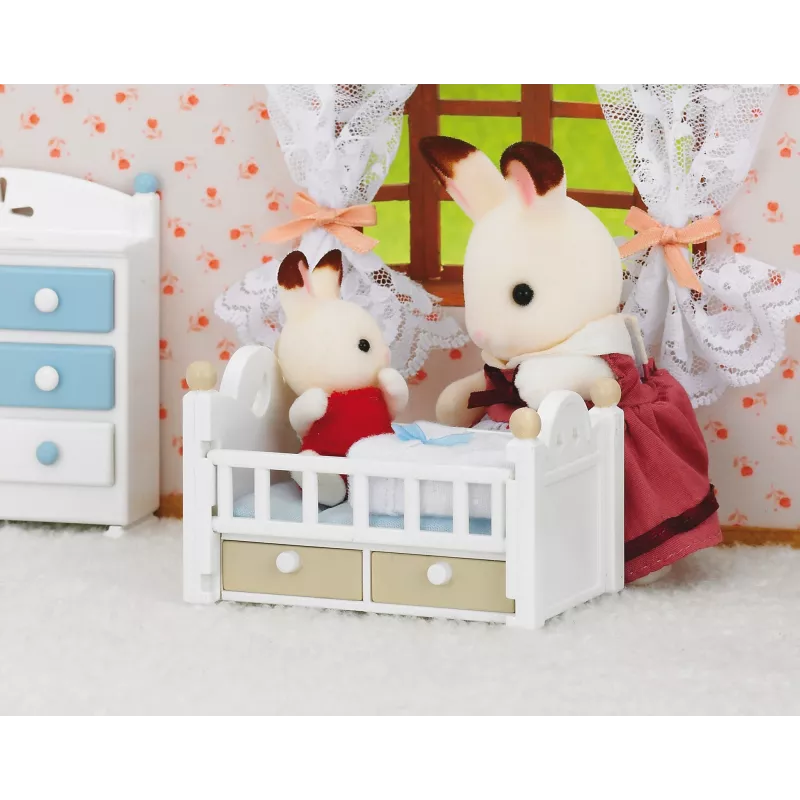 Sylvanian Families Šokoladinio Triušio Kūdikio Rinkinys (Kūdikio Lovelė), 3 m., Įvairiaspalvis, Polistirolas, Plastikas