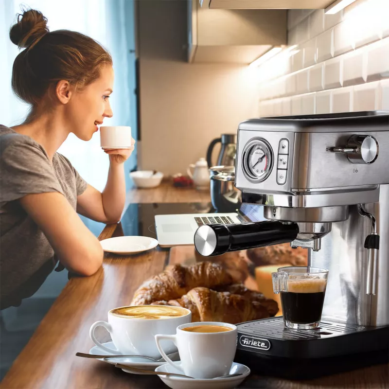 Ariete 1381 kavos aparatas su manometru, tinka maltai kavai ir ESE kapsulėms, 1300 W, 1,1 L talpa, 15 barų slėgis, ½ puodelio filtras, Cappuccino įrenginys, sidabrinis