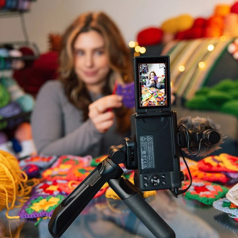 Kompaktiška kamera Canon PowerShot V1 Premium Vlogger Kit — 22,3 MP, 1/4 colio CMOS, 4K UHD, 3,1x optinis priartinimas, 3 colių lietimui jautrus ekranas, Juoda