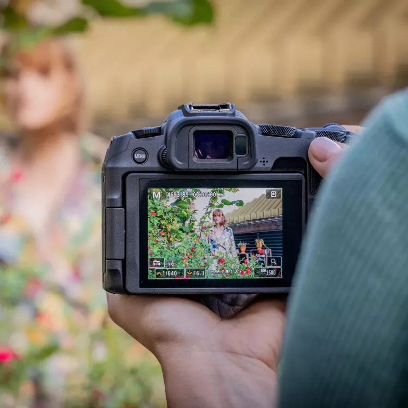 Canon EOS R8 + RF 24-105mm F4-7.1 IS STM veidrodinis fotoaparatas 24.2 MP CMOS 6000 x 4000 pikselių Juoda