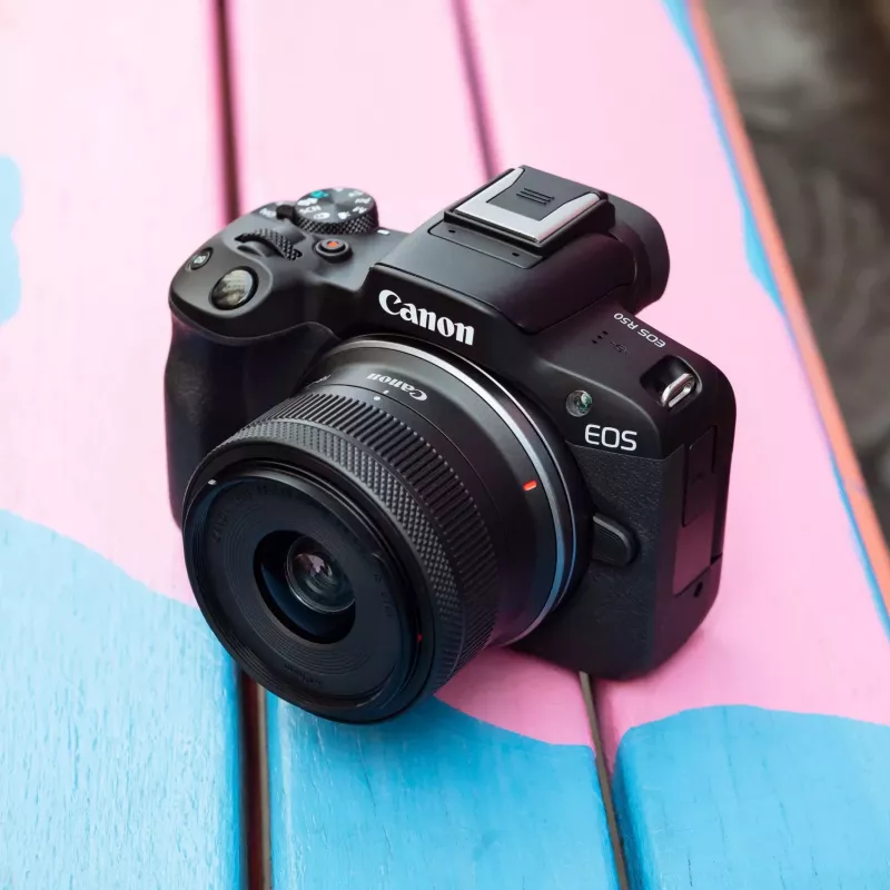 Canon EOS R50 beveidrodis fotoaparatas su RF-S 18-45mm ir RF 75-300mm objektyvais (rinkinys)