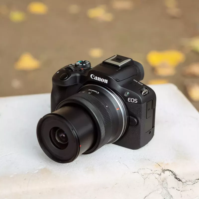 Canon EOS R50 beveidrodis fotoaparatas su RF-S 18-45mm ir RF 75-300mm objektyvais (rinkinys)