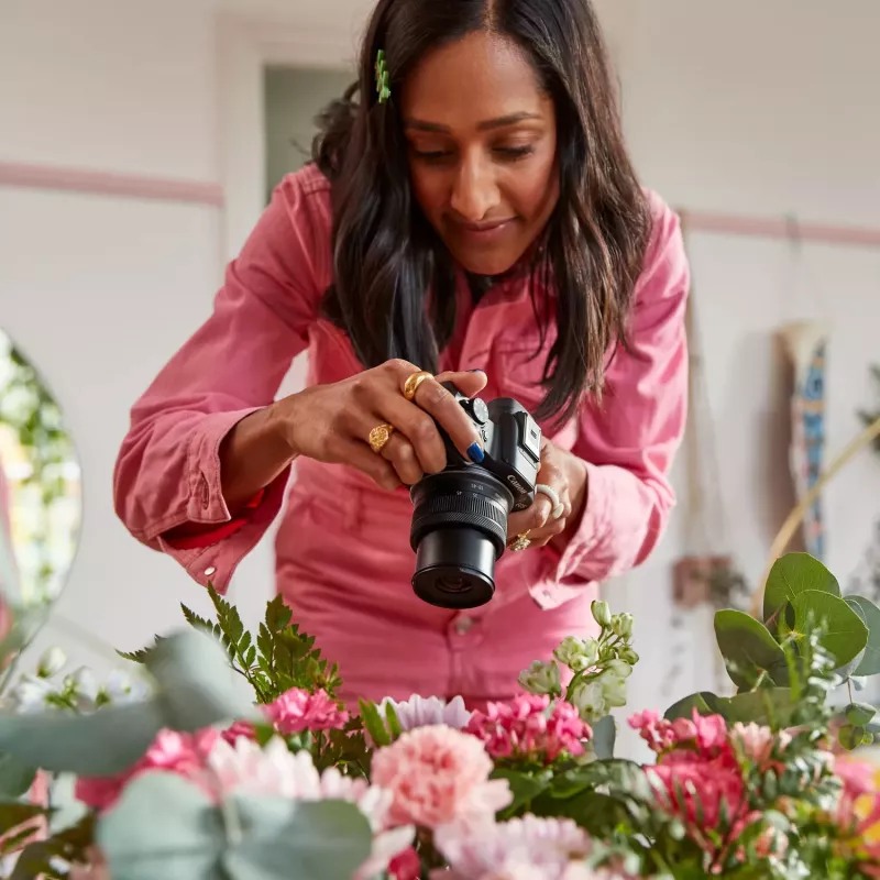 Canon EOS R50 beveidrodis fotoaparatas su RF-S 18-45mm ir RF 75-300mm objektyvais (rinkinys)