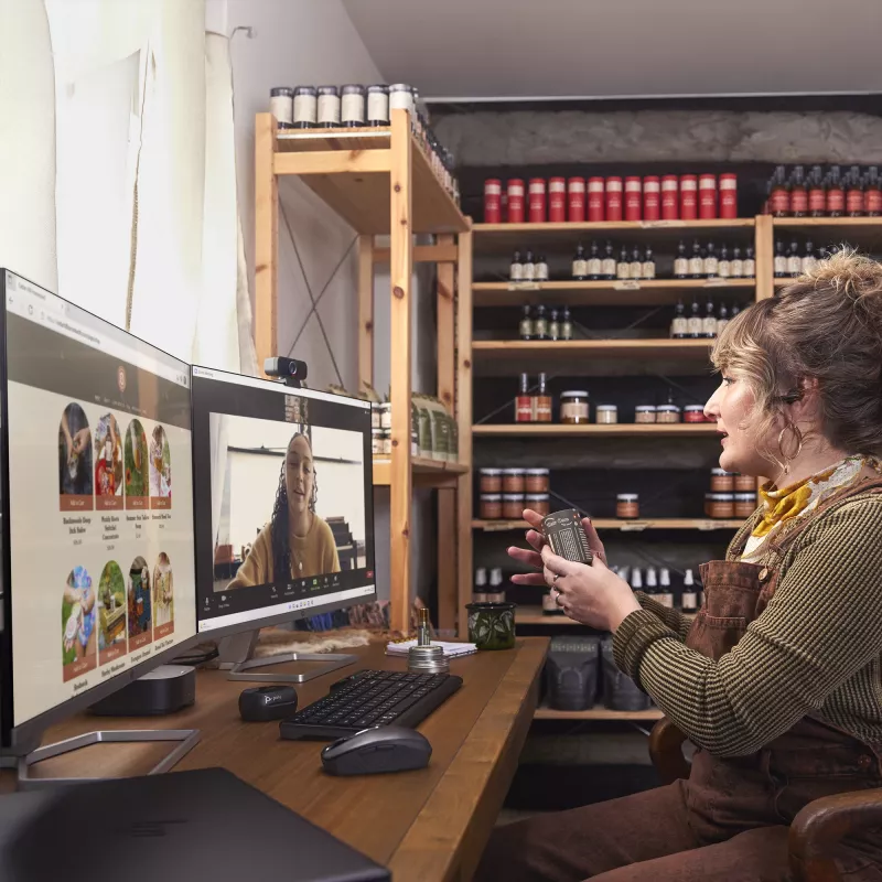 HP Poly Voyager Free 60+M UC anglies juodos spalvos belaidės ausinės + BT700 USB-C adapteris + lietimui jautrus įkrovimo dėklas