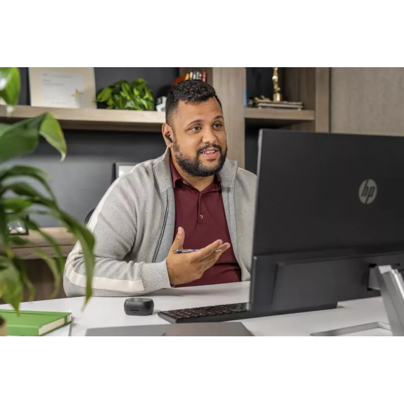 HP Poly Voyager Free 60+M UC anglies juodos spalvos belaidės ausinės + BT700 USB-C adapteris + lietimui jautrus įkrovimo dėklas