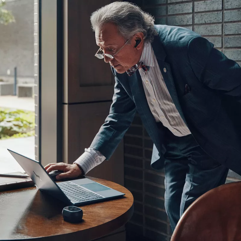 HP Poly Voyager Free 60+ UC belaidės ausinės Carbon Black su BT700 USB-C adapteriu ir jutikliniu įkrovimo dėklu