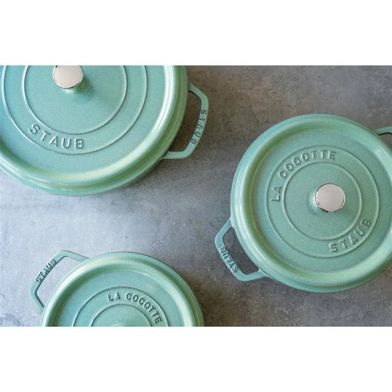 Staub apvalus ketaus puodas 5,2 l, mėtų spalva – La Cocotte 26 cm