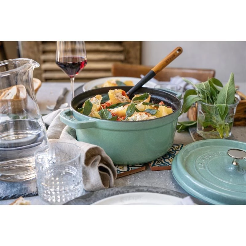 Staub apvalus ketaus puodas 5,2 l, mėtų spalva – La Cocotte 26 cm