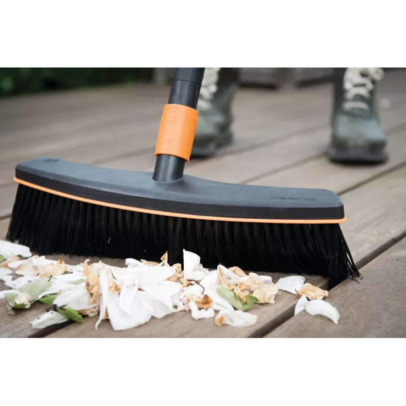 Šluota Fiskars 1001416 plastikinė juoda, oranžinė