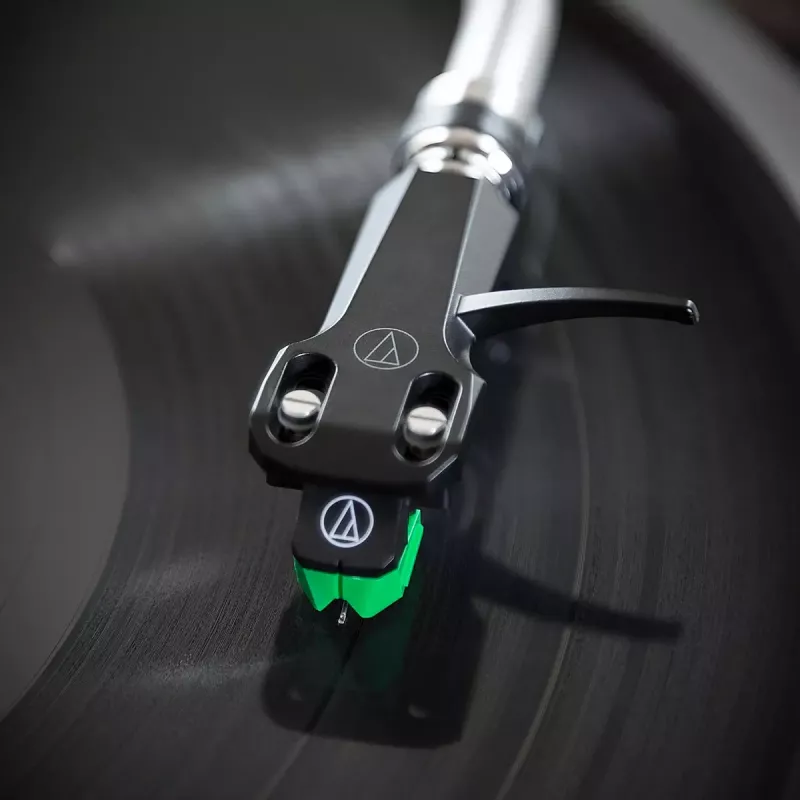 Audio-Technica AT-VM95E/H kasetė su AT-HS6BK antgalviu, sumontuota (juoda/žalia)