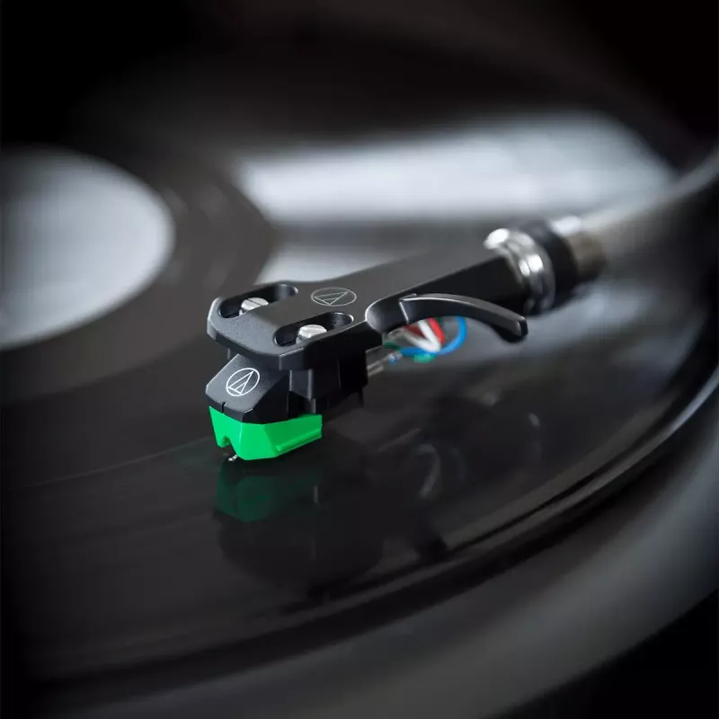 Audio-Technica AT-VM95E/H kasetė su AT-HS6BK antgalviu, sumontuota (juoda/žalia)