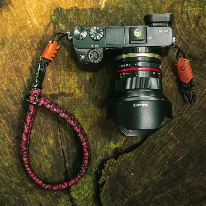 Dirželis fotoaparatui MOBOTIX C-Rope Claw – nailoninis raudonas, maks. ilgis 30 cm, gylis 430 mm