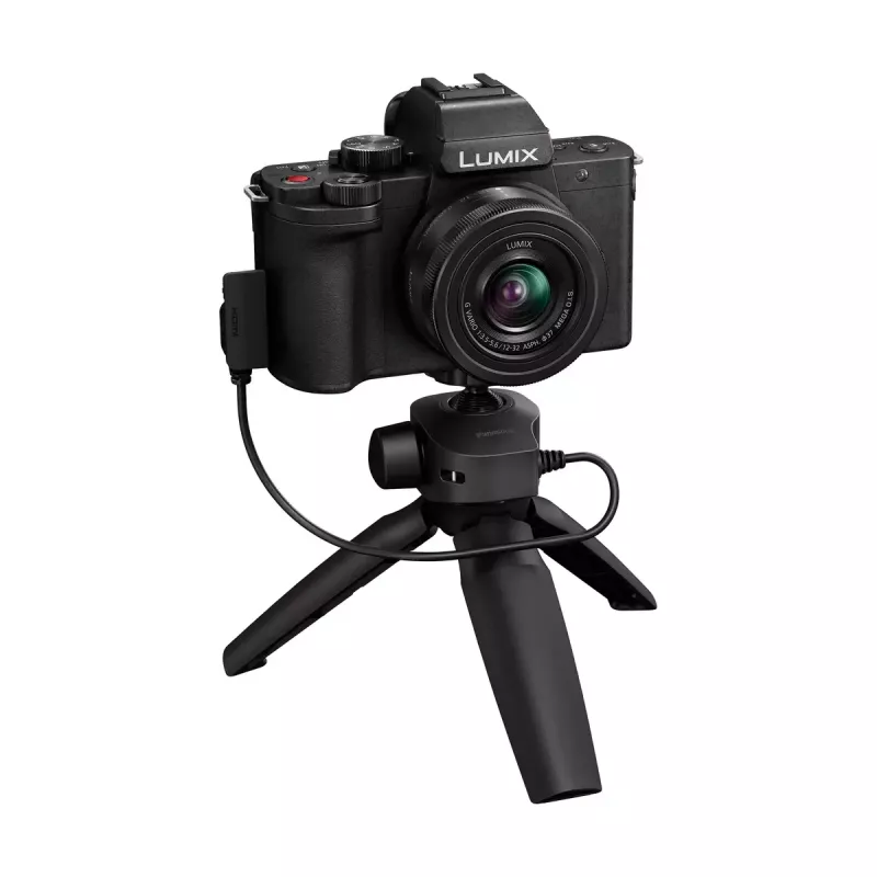 Panasonic Lumix DC-G100D juodas fotoaparato rinkinys su H-FS 12-32 objektyvu ir DMW-SHGR2 rankena