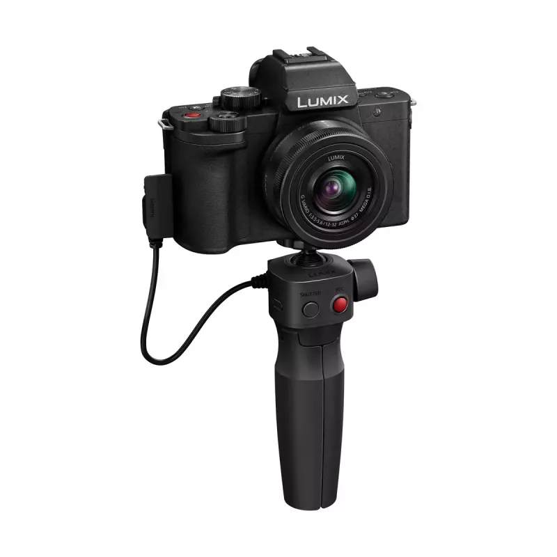 Panasonic Lumix DC-G100D juodas fotoaparato rinkinys su H-FS 12-32 objektyvu ir DMW-SHGR2 rankena