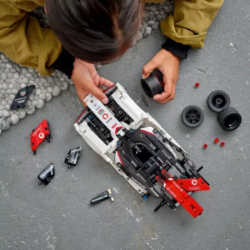 LEGO statybinis rinkinys Formulė E Porsche 99X Electric modelis 42137 – konstrukcinis žaislas