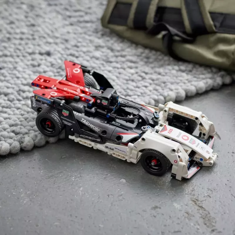 LEGO statybinis rinkinys Formulė E Porsche 99X Electric modelis 42137 – konstrukcinis žaislas