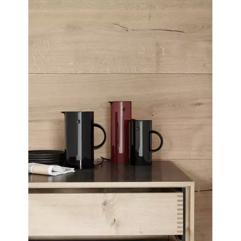 Termosas Stelton EM77 0,5 L juodas – kompaktiškas termosas stovyklavimui ir kasdieniam naudojimui