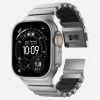 NOMAD Stratos Band – titano apyrankė, skirta Apple Watch 49 mm, su FKM įdėklu (natūralus titanas, juodas FKM)