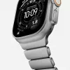 NOMAD Stratos Band – titano apyrankė, skirta Apple Watch 49 mm, su FKM įdėklu (natūralus titanas, juodas FKM)